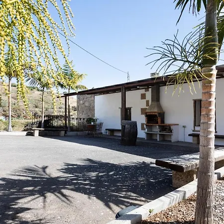 Casa Rústica Con Terraza Y Barbacoa By Lightbooking *